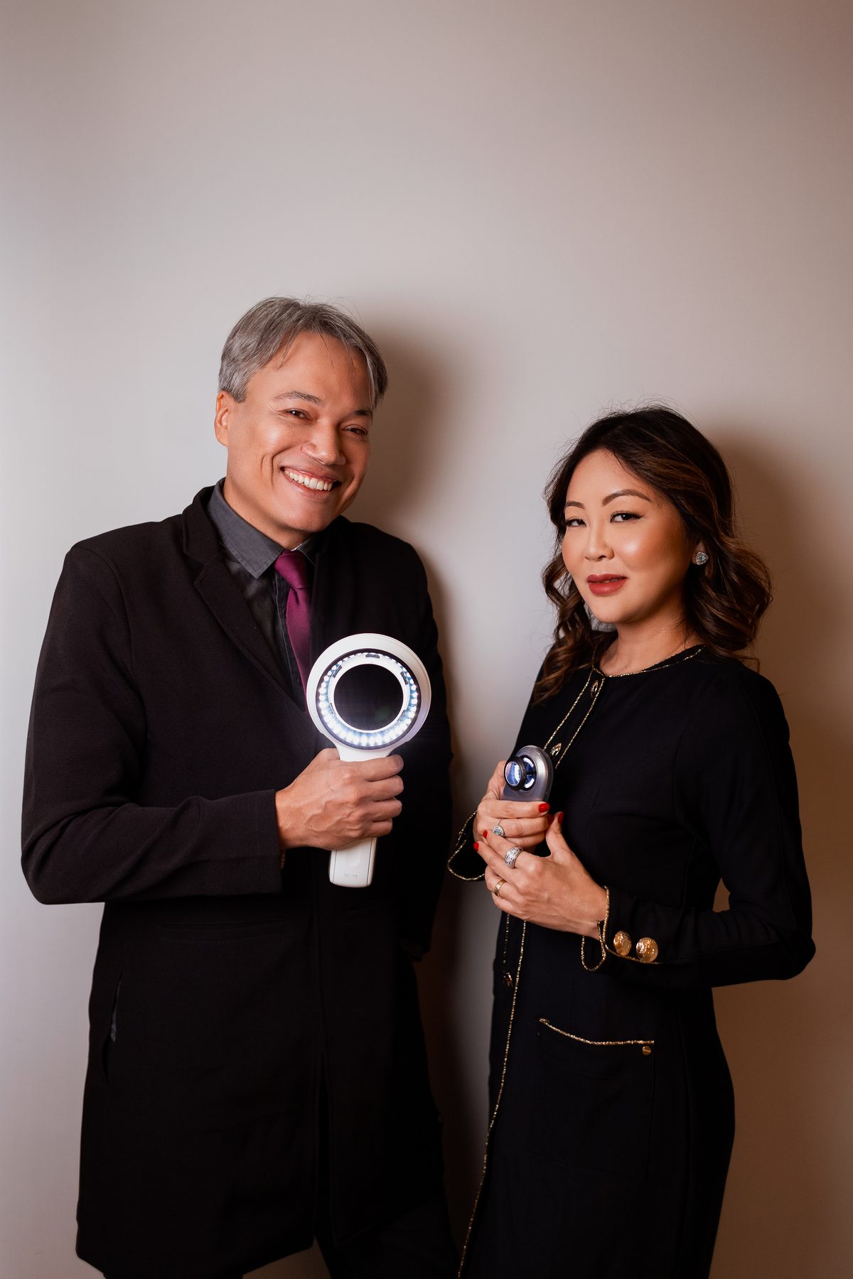 Dr. Eder e Dra. Vanessa com tecnologias da clínica